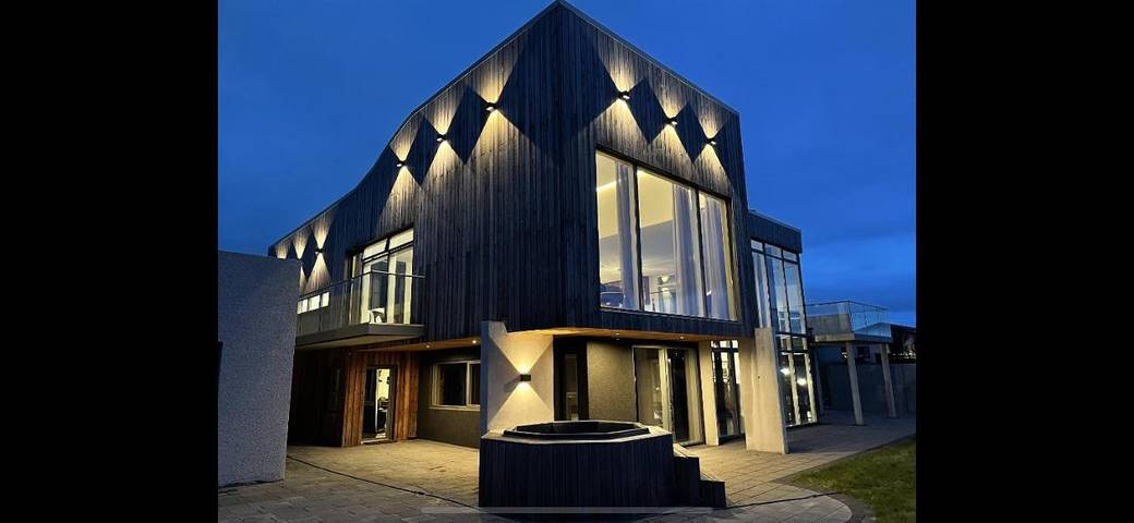 Location de vacances pour 13 personnes, avec Balcon et Jacuzzi ainsi que Terrasse et Jardin à Mosfellsbær