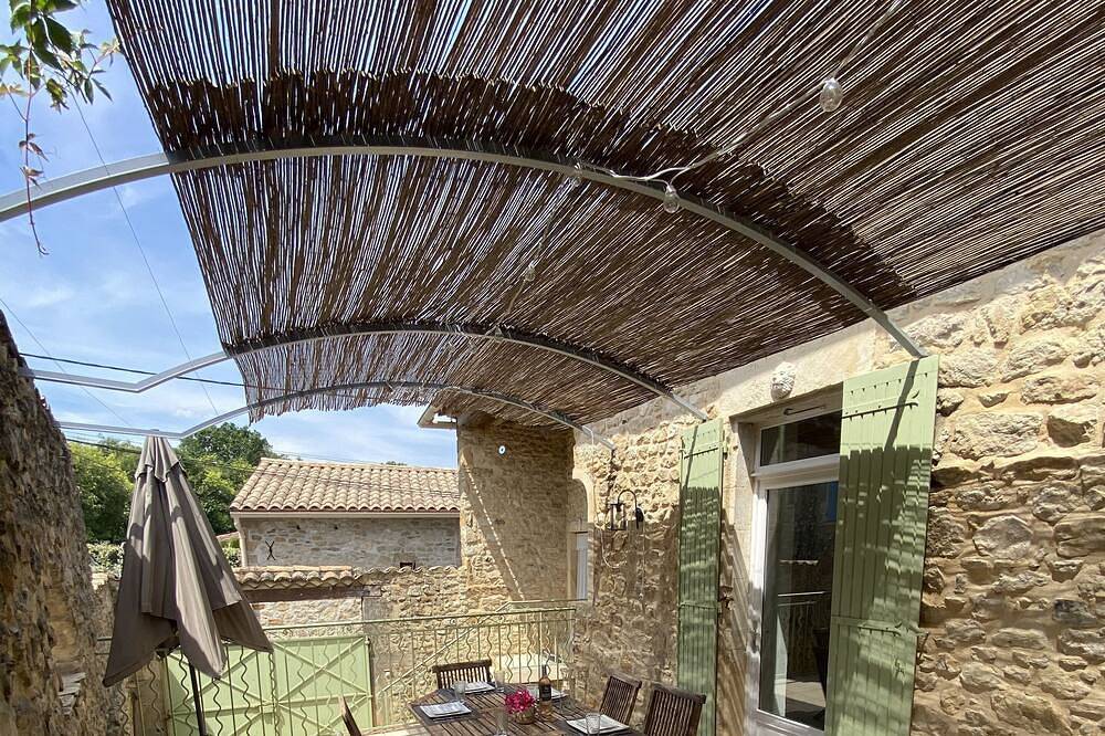Charming house 800 m from the river with terrace and courtyard. in Cornillon, Nimes und Umgebung