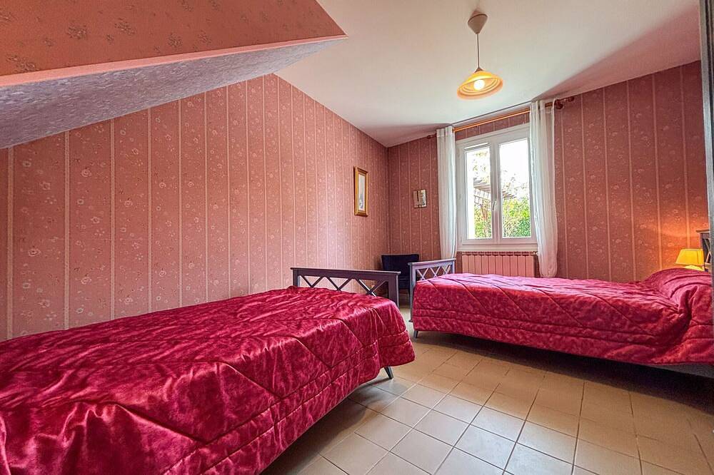 Familienfreundliches Ferienhaus mit großem Garten, Pool und Tennisplatz in der Nähe von Zoo und Schlössern in Faverolles, Loire-Tal