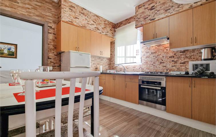 Apartamento vacacional entero, Acogedor apartamento de 90 m2 con terraza, aire acondicionado y playa cerca in Torrevieja Centro, Torrevieja