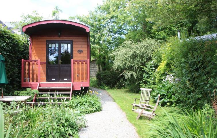 Gîte pour 4 personnes, avec jardin à Baguer-Pican