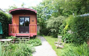 Gîte pour 4 personnes, avec jardin à Baguer-Pican