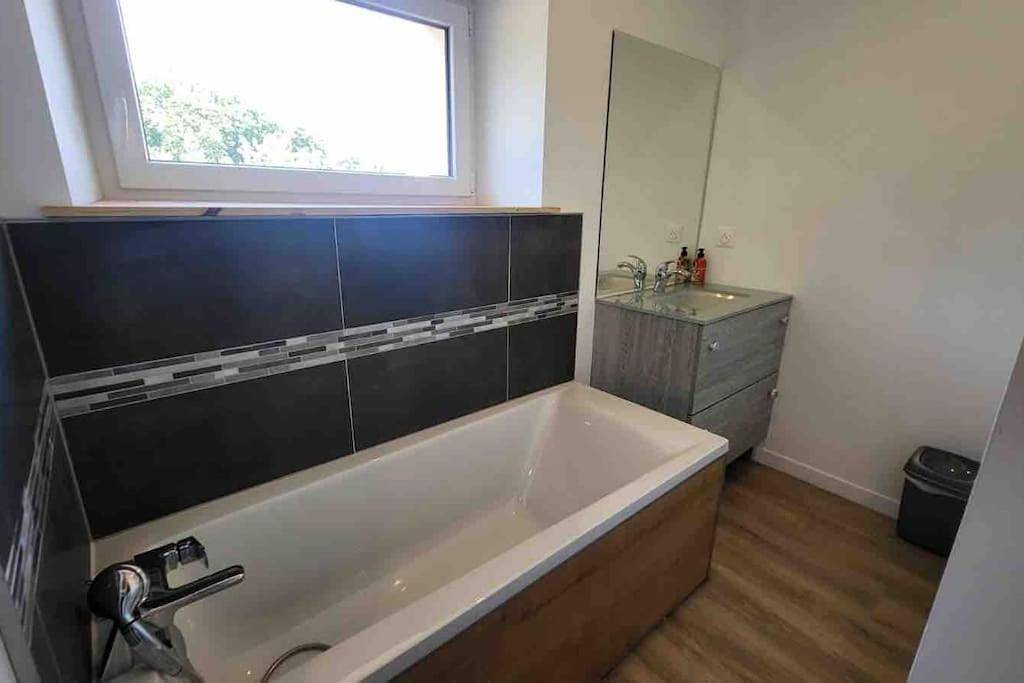 Two-Bedroom House in Miniac-Morvan, Région de Saint-Malo