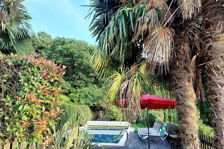 Location de vacances pour 8 personnes, avec Balcon et Jacuzzi ainsi que Jardin et Sauna à Espinas