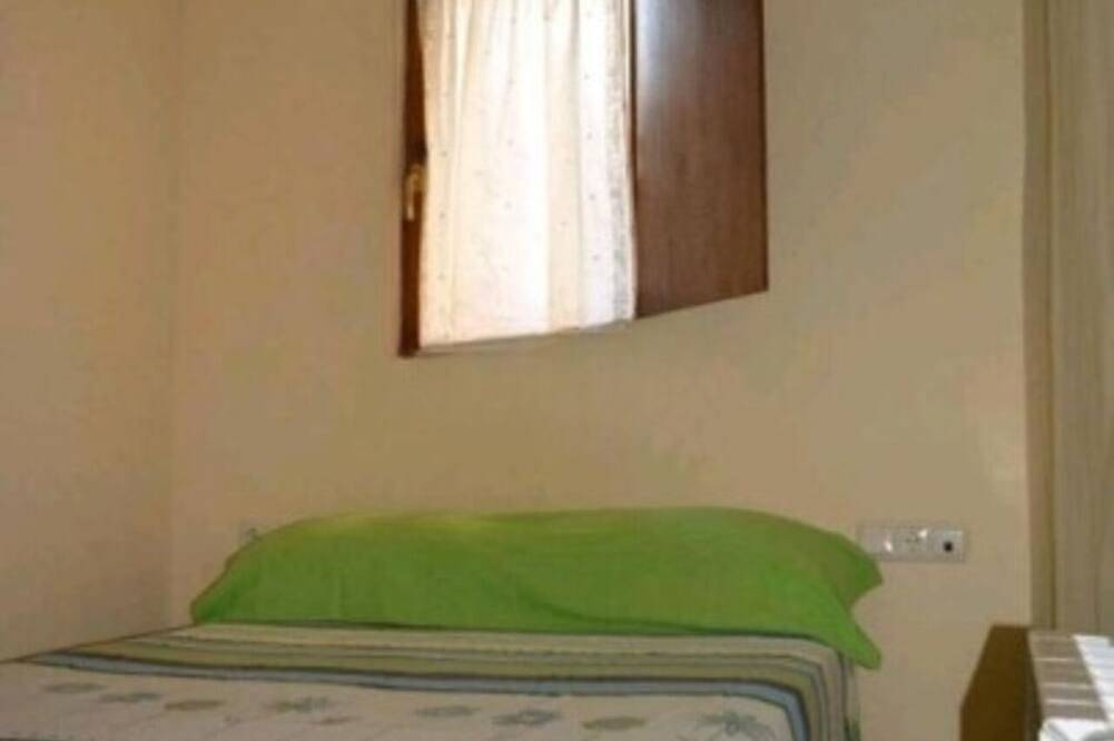 Entire apartment, Warm and cozy apartment in Puente la Reina, village of the St. James way. in Puente la Reina, Navarra Province