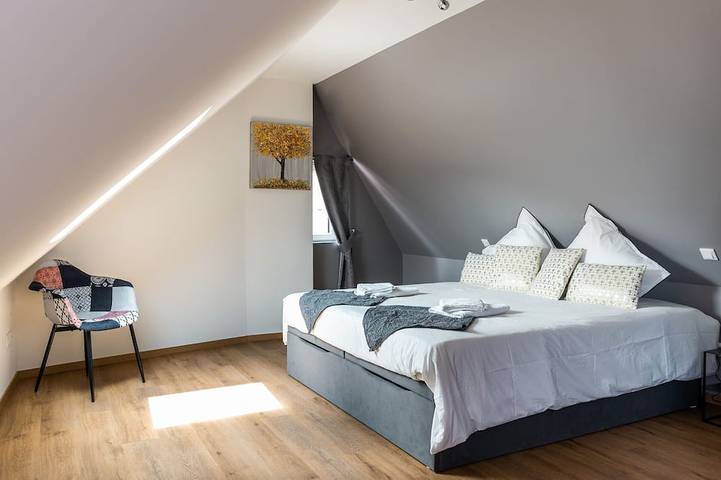 Renovierte Stadtferienwohnung im Herzen von Thann – 3 Schlafzimmer, Klimaanlage, in der Nähe von Wanderwegen in Thann, Regionaler Naturpark Belchen der Vogesen