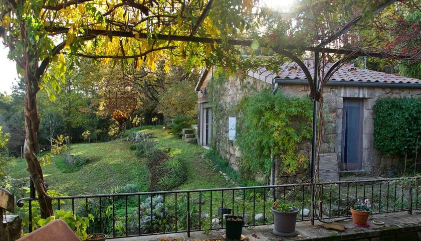 Location de vacances pour 8 personnes, avec jardin ainsi que vue et piscine à Les Salelles - 2