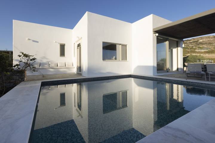 Villa for 8 people, with ocean view and terrace as well as yard in Paros