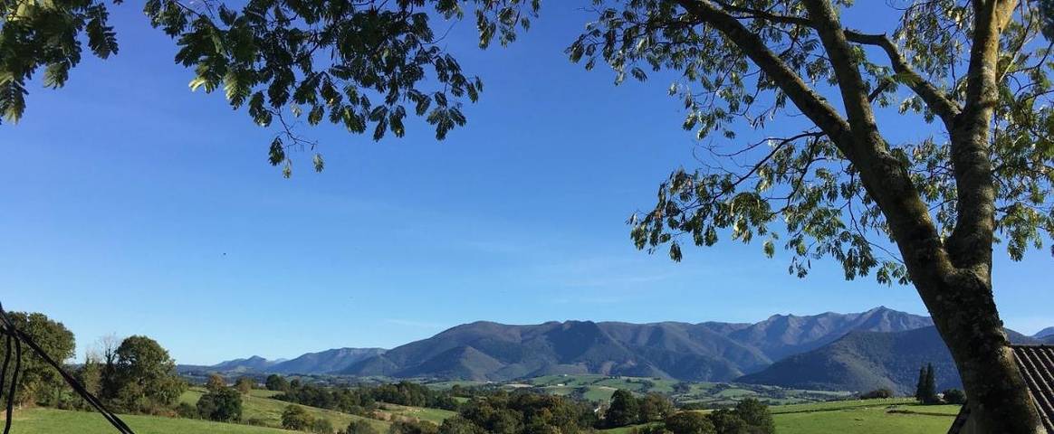 Location de vacances pour 2 personnes, avec Terrasse et Jardin ainsi que Piscine et Vue à Lys (homonymie)