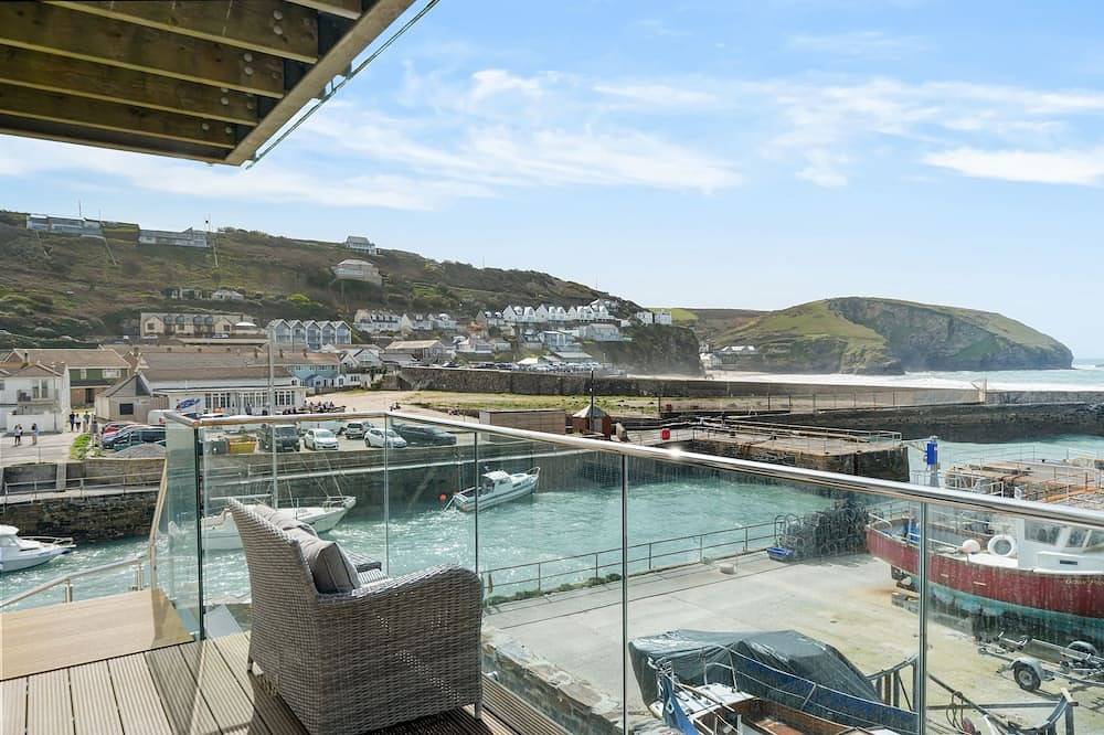 Little Harbour Master's House is a beautifully presented home set on the harbour in Portreath, South West England
