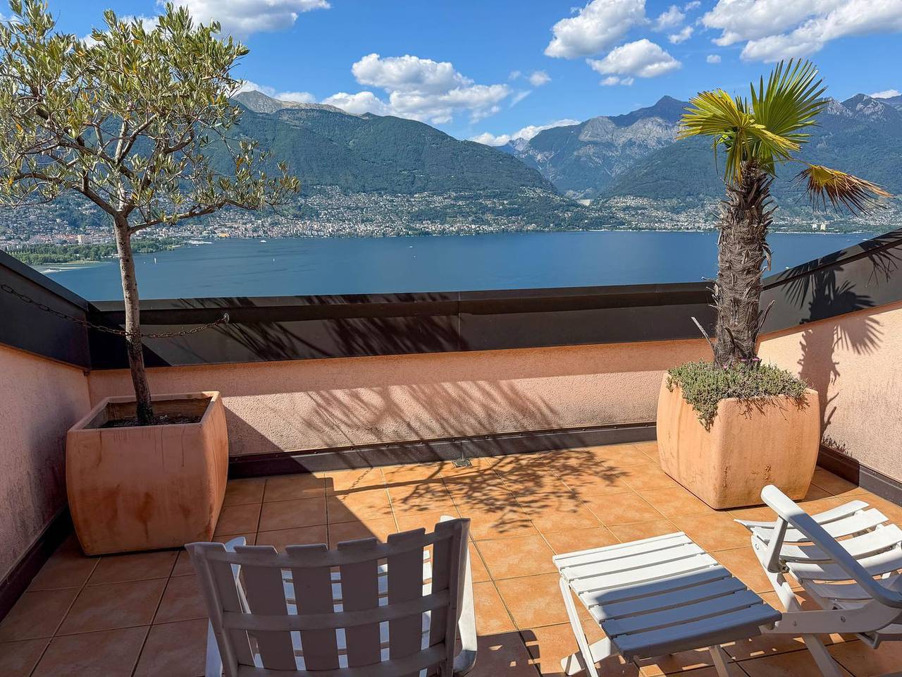 Ganze Wohnung, Schöne Duplex-Wohnung mit herrlicher Aussicht auf den See in Gambarogno, Lago Maggiore (Schweiz)