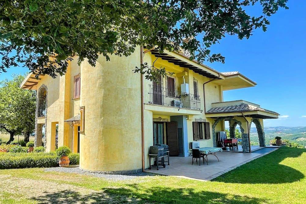 Piscina y jacuzzi - Encantadora villa en Umbria - capacidad para 24 personas in Montefiascone, Provincia de Viterbo