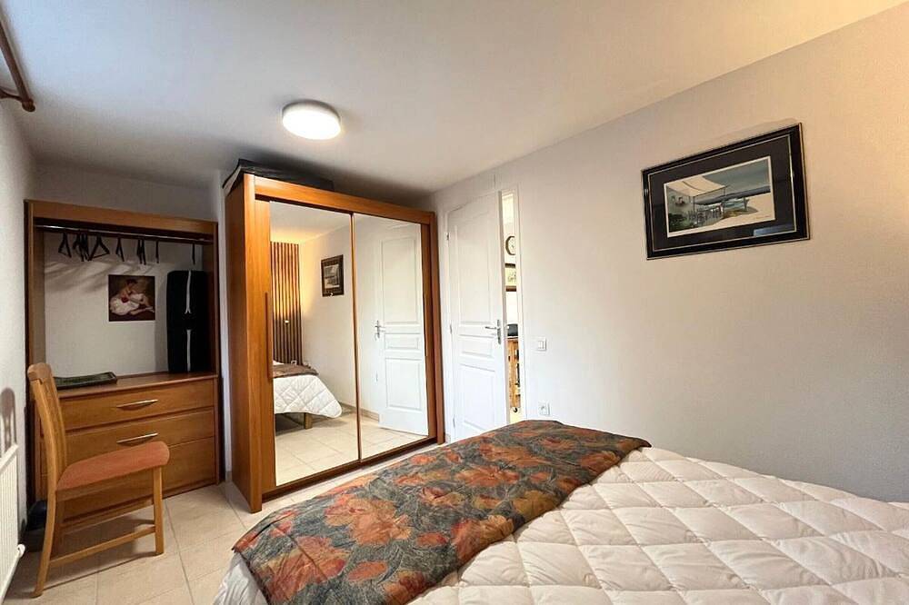 Entire apartment, Pleasant T2 in La Bourboule, South Terrace, Wifi, Parking in La Bourboule, Volcans d'Auvergne Regional Nature Park