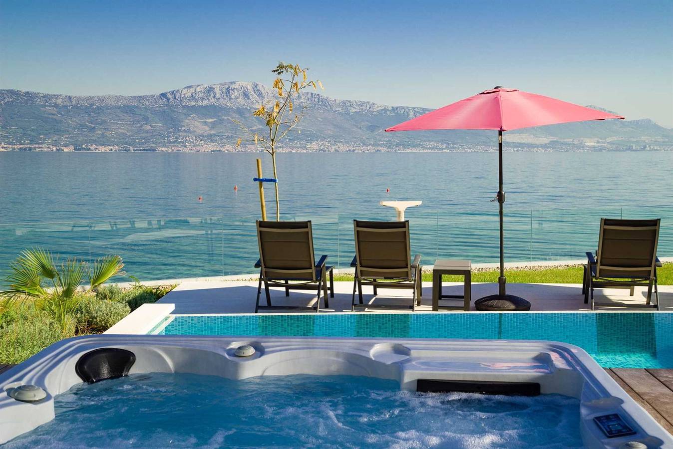 Strandvilla Grey Martini mit Pool in Slatine, Ciovo