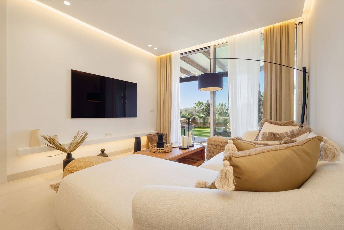 Entire apartment, Modern apartment, with private terrace/garden, swimming pool and Bbq, in first line of Aloha Golf in Nueva Andalucia Golf Valley, Marbella