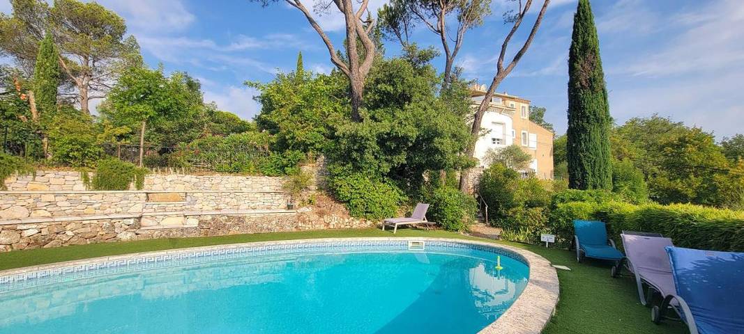 Location de vacances pour 2 personnes, avec Terrasse ainsi que Jardin et Piscine à Rians