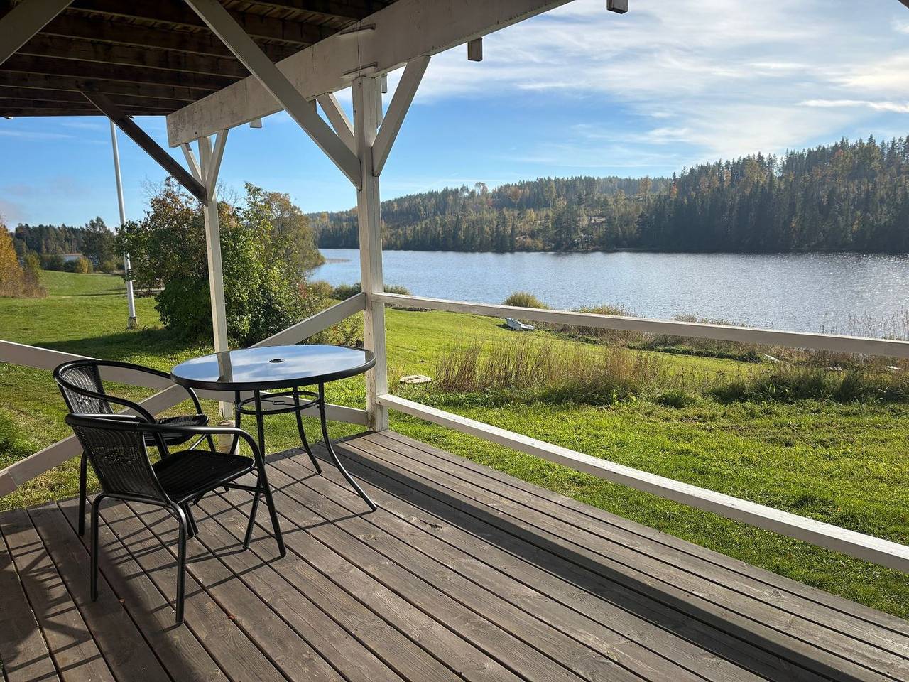 Ganze Wohnung, Lea – Ferienwohnung mit Seeblick & Boot bei Sundsvall in Västernorrland