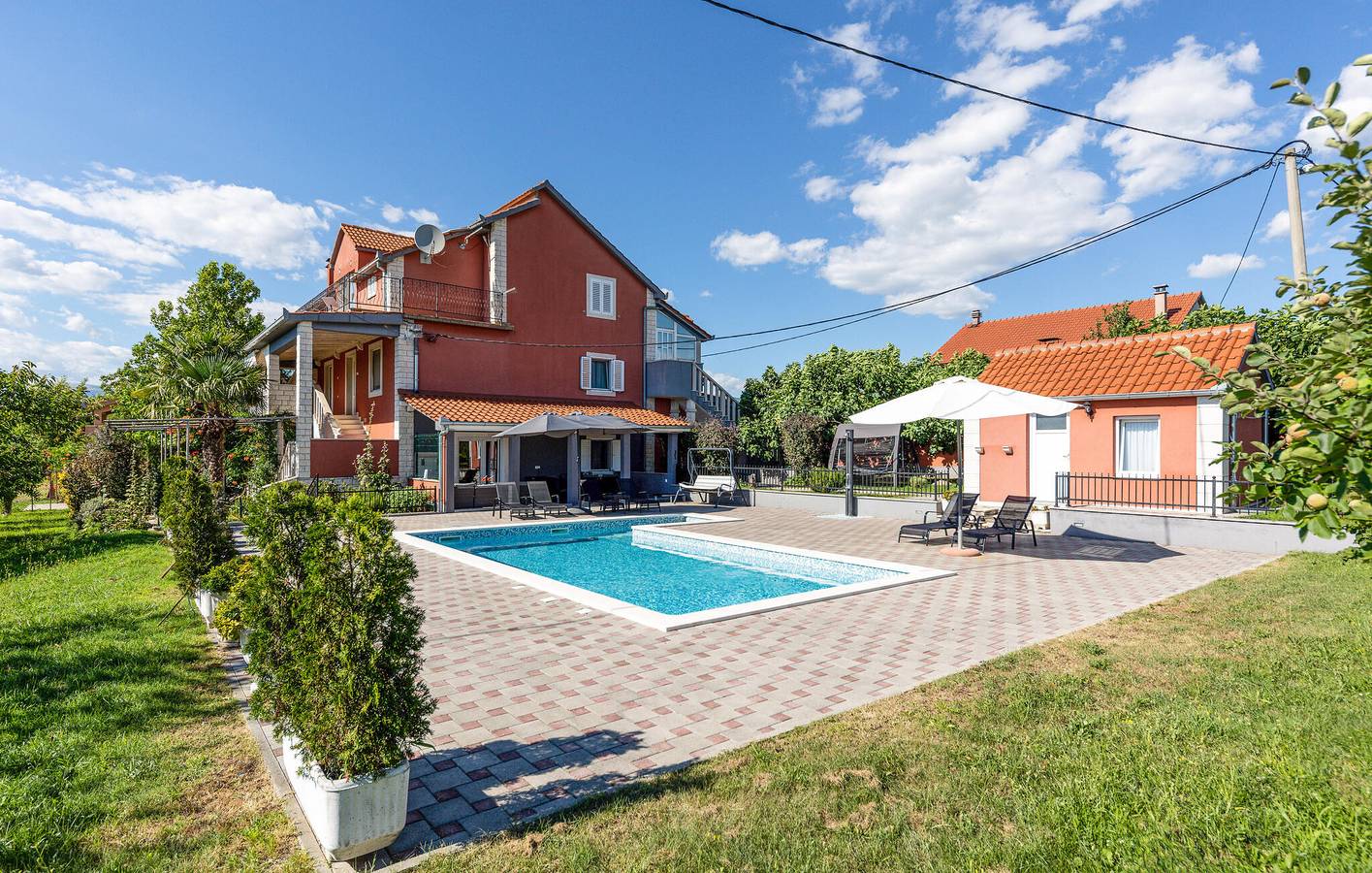 Ganze Ferienwohnung, Charmante 2-Zimmer-Wohnung mit Pool, WLAN und Blick auf den Fluss in Sinj, Dalmatinisches Zagora