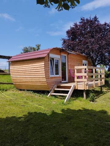 Camping pour 3 personnes, avec terrasse et vue ainsi que jardin et piscine, animaux acceptés dans Saône-et-Loire