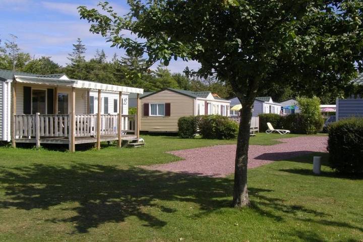 Camping pour 4 personnes, avec bassin pour enfant dans la Manche