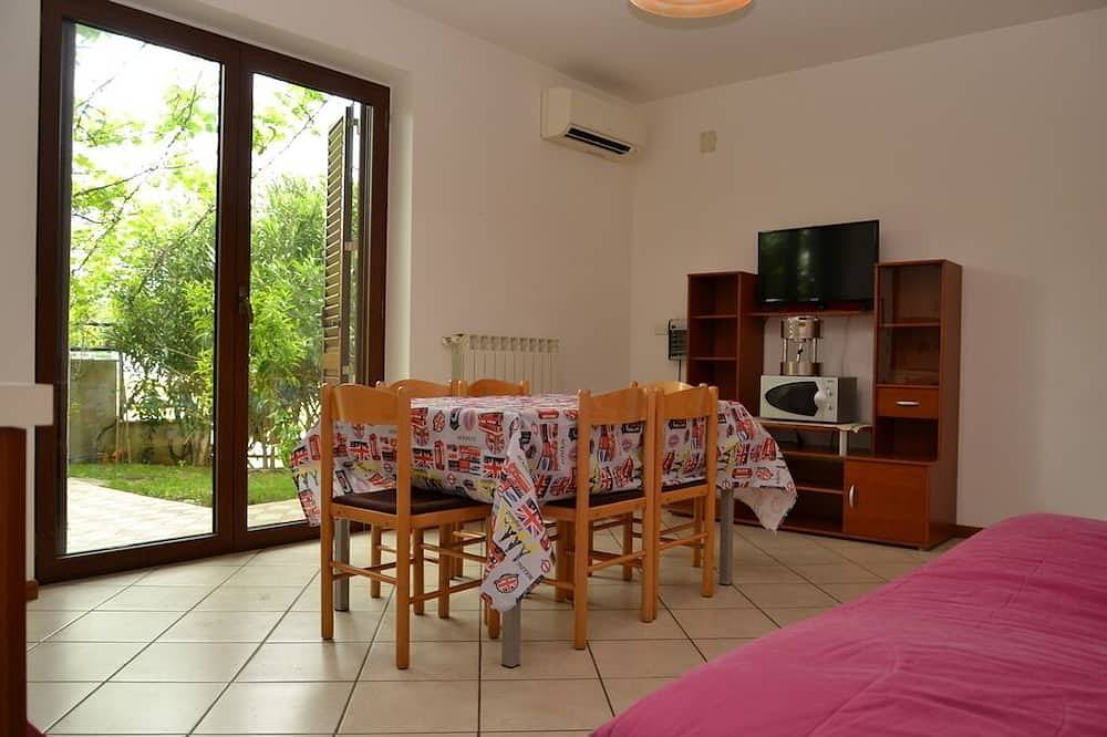Entire apartment, Large family apartment with garden facing the sea in Teramo Province