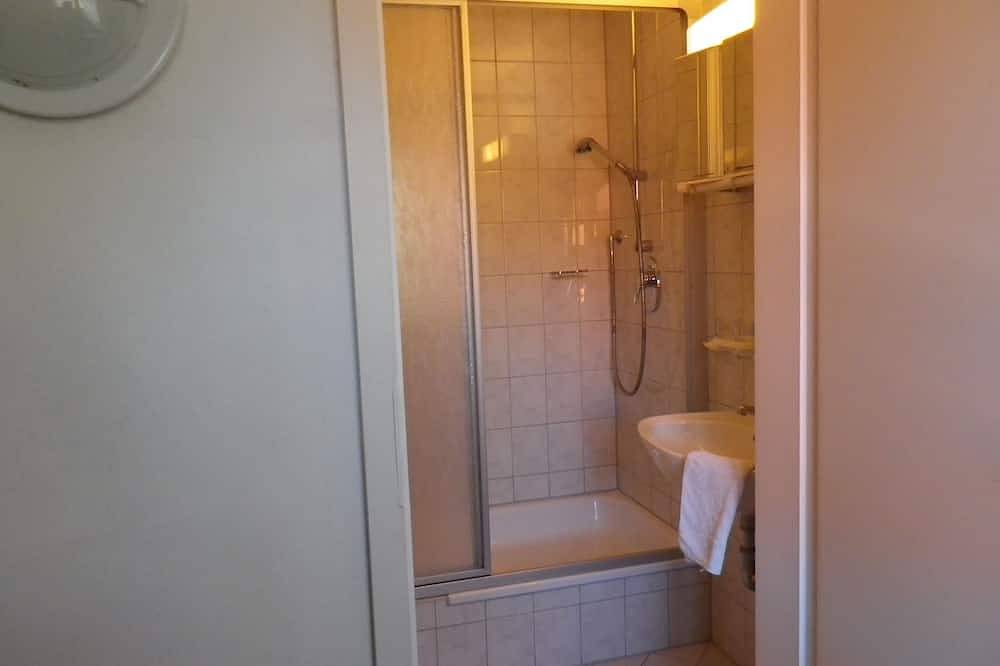 Ganze Wohnung, Appartement 1 - 22 qm -  Wohn-/Schlafraum, Küche, Dusche, Wc, eigener Balkon in Gollenshausen am Chiemsee, Gstadt am Chiemsee