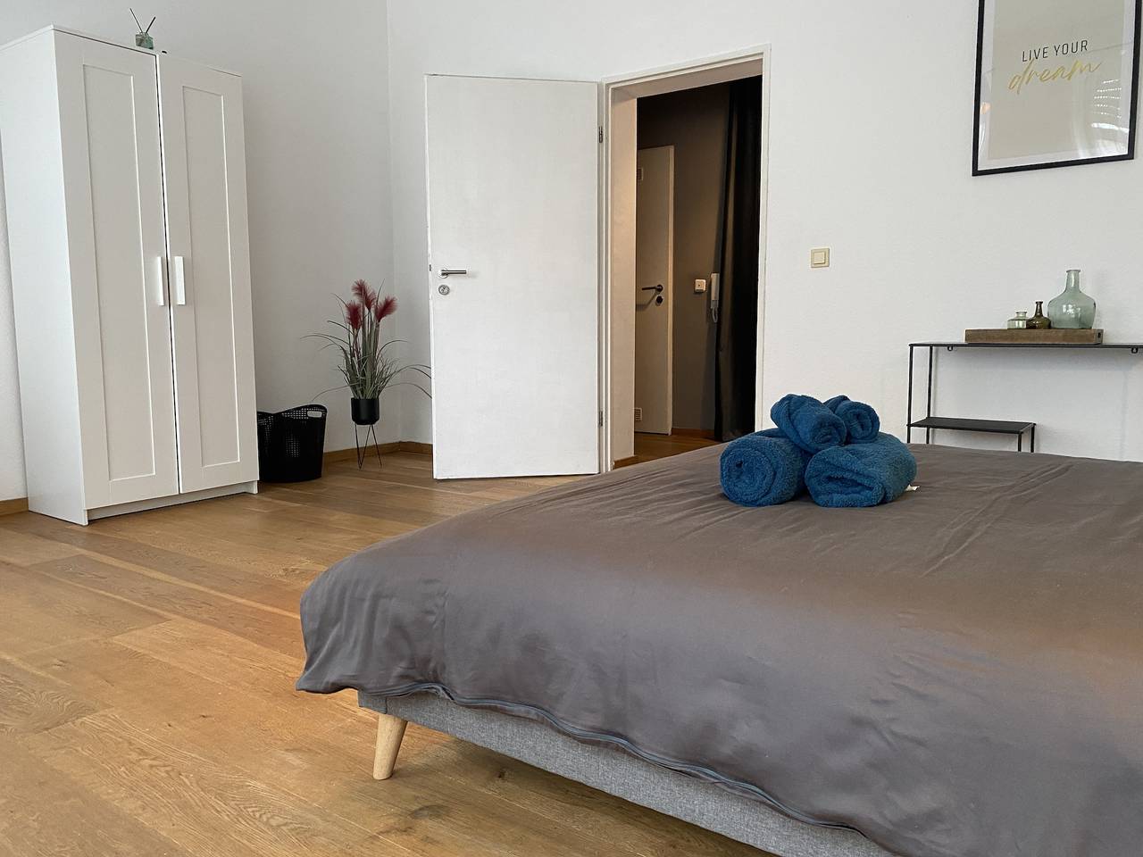 Ganze Wohnung, Geräumiges Zimmer in 2er-Apartment Liebig54 in Offenbach am Main, Offenbach
