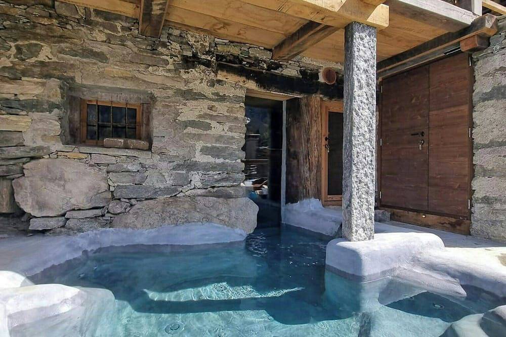Walser-hut met Spa in de rotsen en uitzicht op de Monte Rosa in Alagna Valsesia, Walliser Alpen