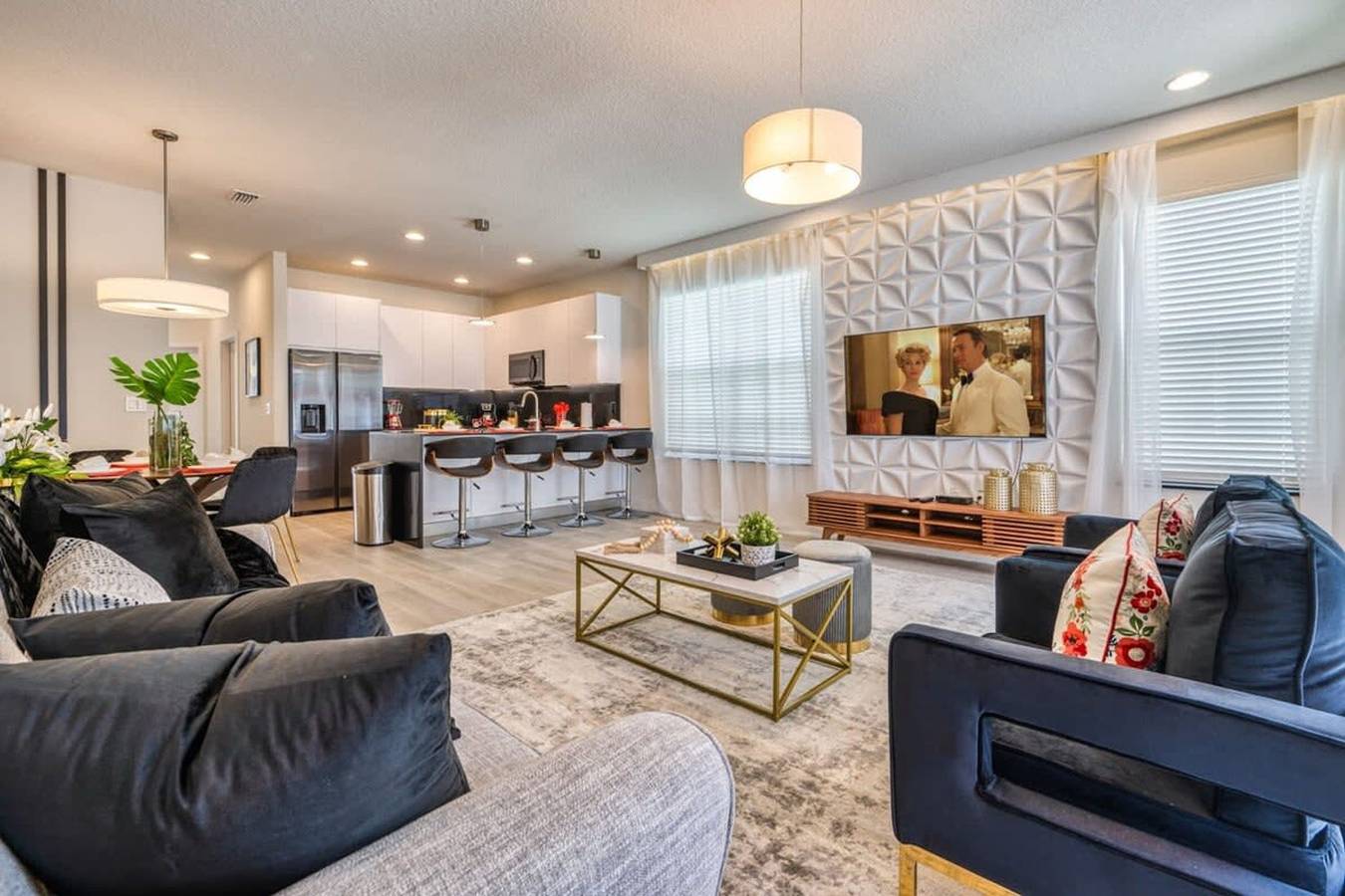 Vacation Rental for 11 Guests in Four Corners, Lake County