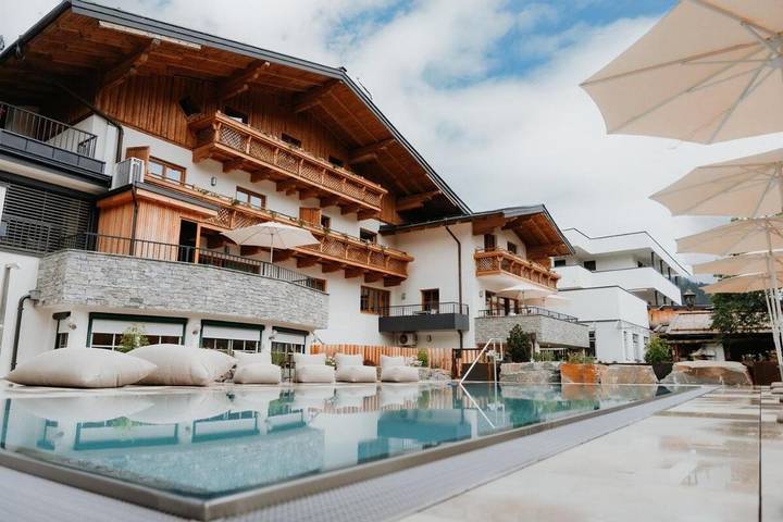 BnB für 7 Personen, mit Balkon und Terrasse sowie Garten und Pool in Wagrain