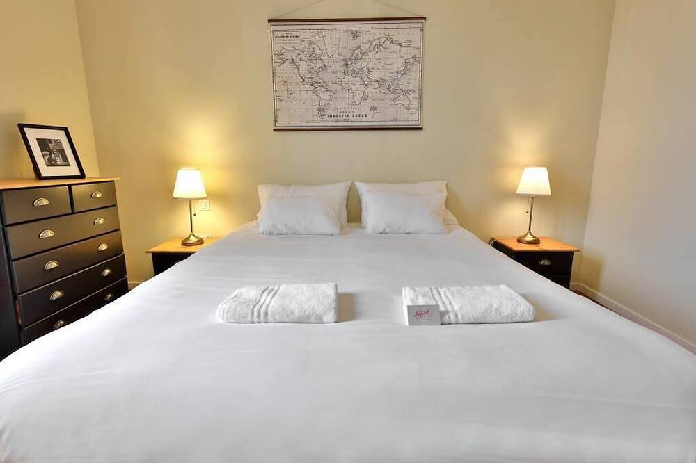 Entire apartment, Large T4 Chic & Spacious - 3 bedrooms - 3 Bathrooms - Center & Voie Verte in Périgueux, Périgord Blanc