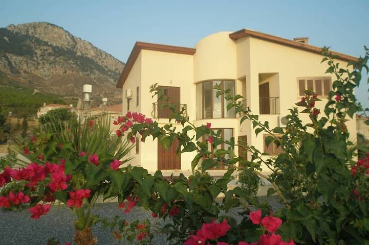 Vacation rental for 8 people, with yard and terrace in Northern Cyprus