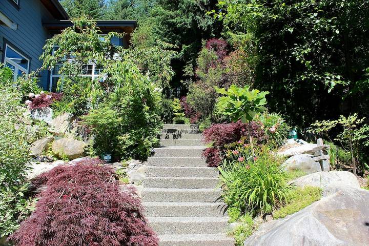 Bed and breakfasts for 6 people, with hot tub and pool as well as garden in British Columbia