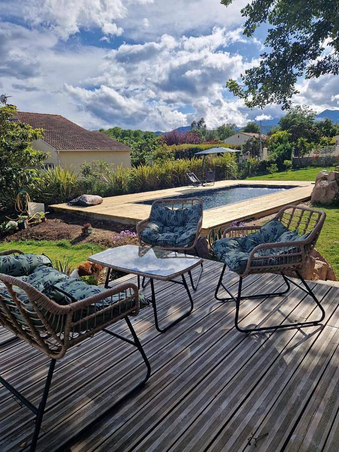 Appartement de vacances pour 5 personnes, avec piscine ainsi que vue et jardin, animaux acceptés
