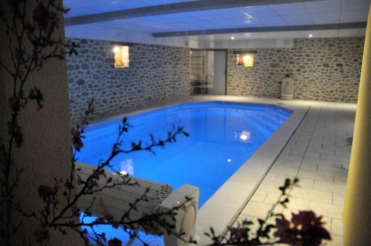 Location de vacances pour 15 personnes, avec vue ainsi que piscine et jardin à Saint-Priest-la-Feuille