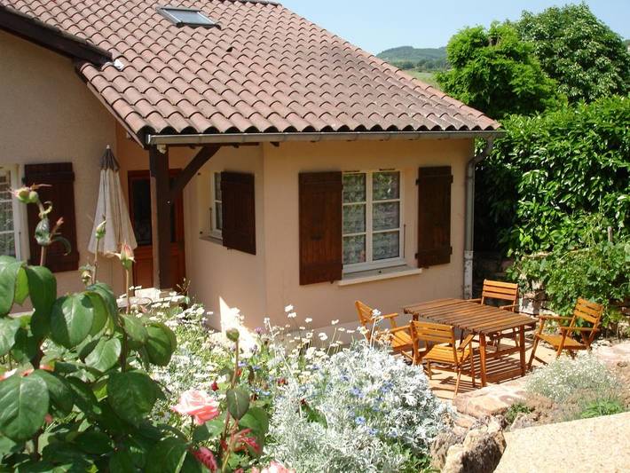 Gîte pour 4 personnes, avec terrasse et piscine à Leynes