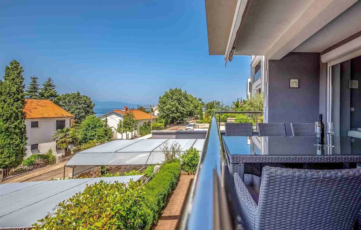 Ganze Wohnung, Stilvolle Ferienwohnung Sunflair mit schönem Balkon auf Krk in Njivice, Krk