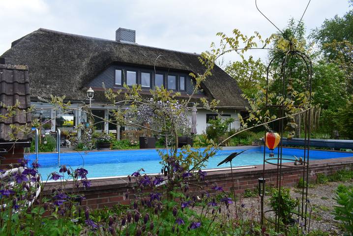 Ferienwohnung für 5 Personen, mit Balkon und Pool sowie Garten in Dänischenhagen