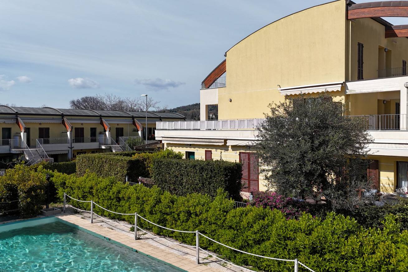 Appartamento intero, N098 - Numana, nuovo trilocale con giardino in residence con piscina in Numana, Riviera del Conero