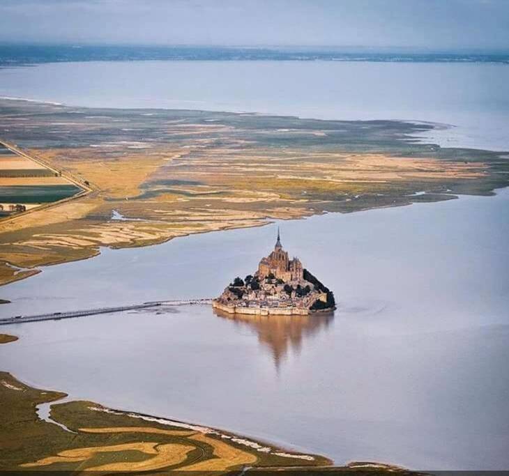 Au Mont Chez Vous #Jacuzzi et Vue Mont-St-Michel# in Huisnes-sur-Mer, Baie du Mont-Saint-Michel