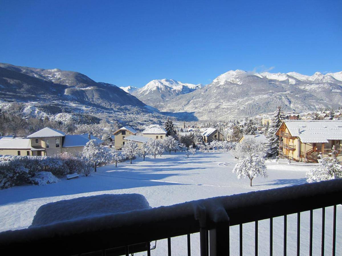 Double or Twin Room with Shared Bathroom in Guillestre, Région de Briançon