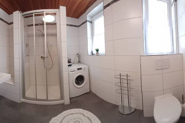 Ganze Wohnung, Ferienwohnung bis 3 Personen, 1. sep. Schlafzimmer, Südbalkon mit Bergblick in Schnaitsee, Landkreis Traunstein