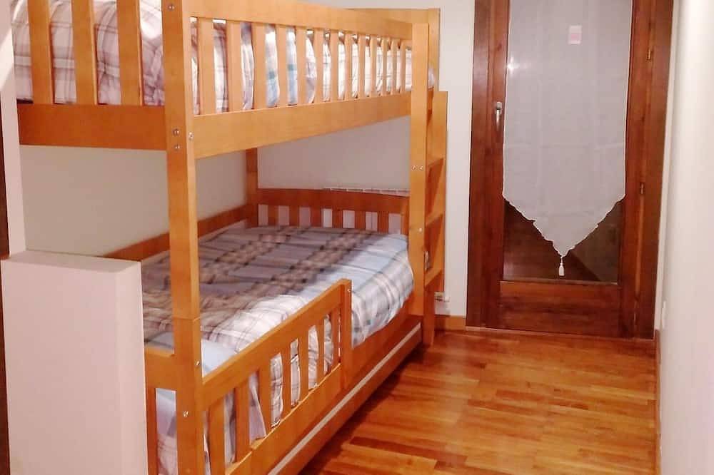 Apartamento entero, Prullans I - Tres Habitaciones Piso, Capacidad 9 in Prulláns, Pirineo Catalan