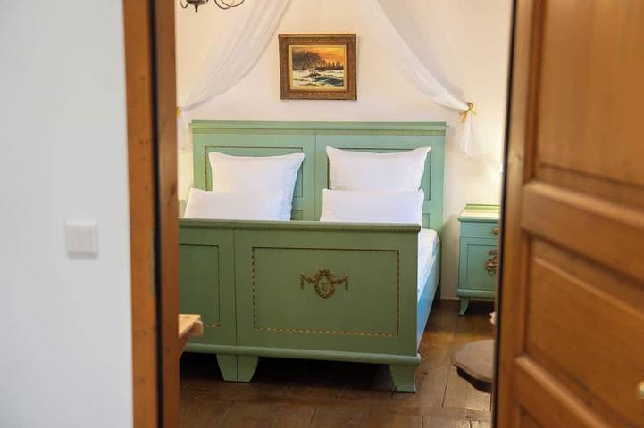 Romantic double room in a historic castle in Núremberg, Frankenalb