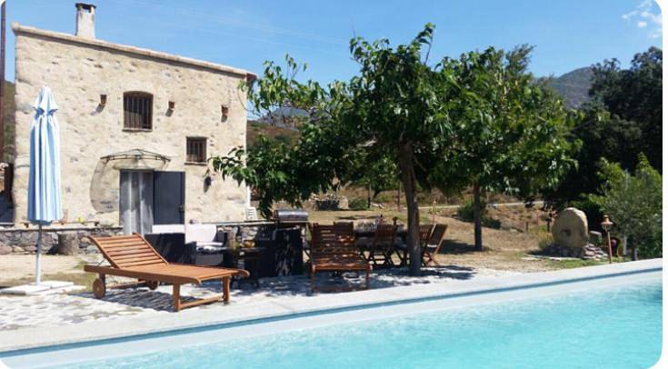 Gîte pour 5 personnes, avec piscine et jardin ainsi que vue et terrasse à Castifao