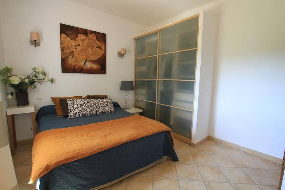 Wunderschöne Luxusvilla mit Spiegelpool. in Albitreccia, Ajaccio und Umgebung