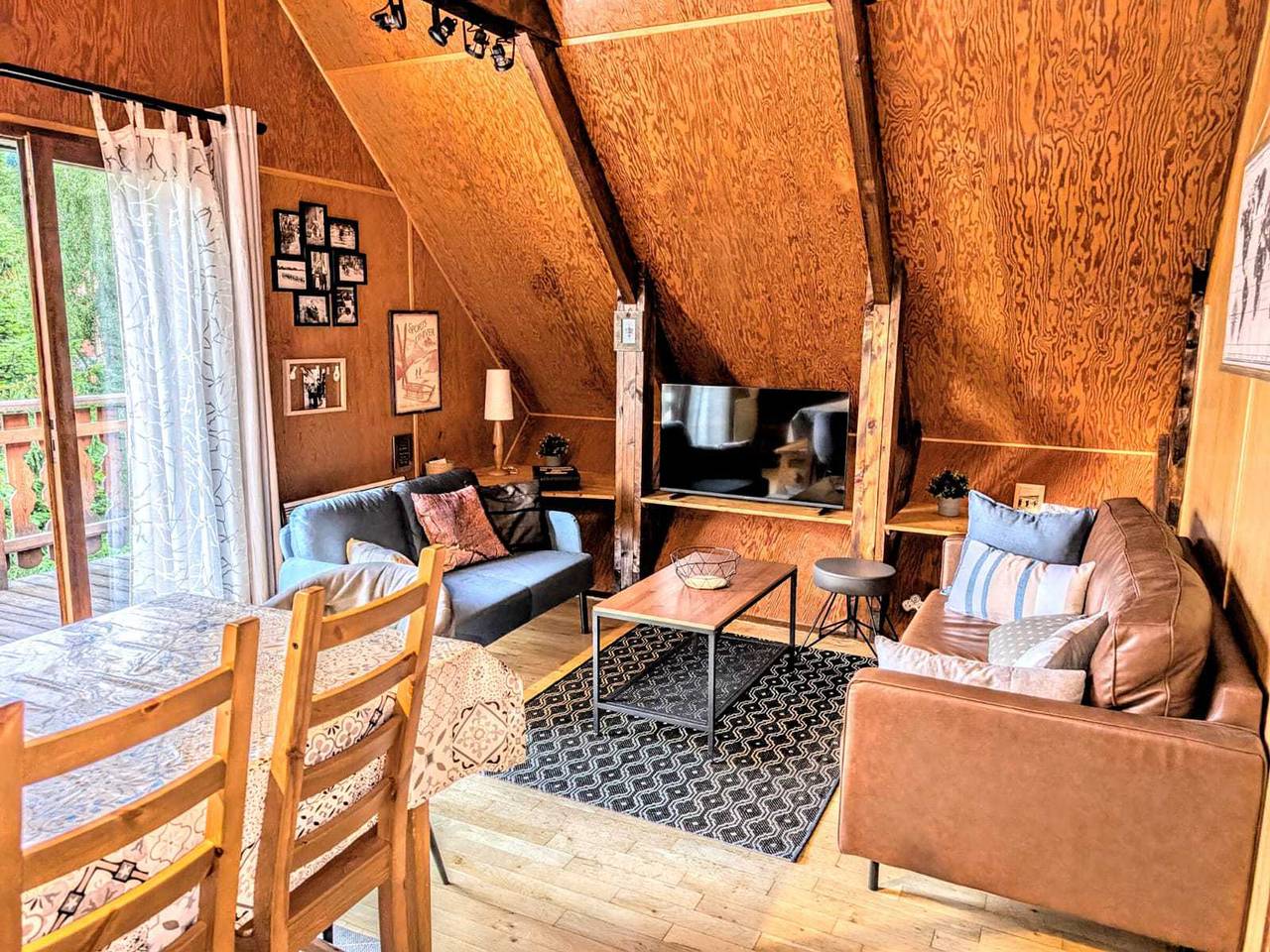 Ski-In/Ski-Out Chalet for 10 with Parking and Terrace, 50m to Lift in La Toussuire, Fontcouverte-la-Toussuire