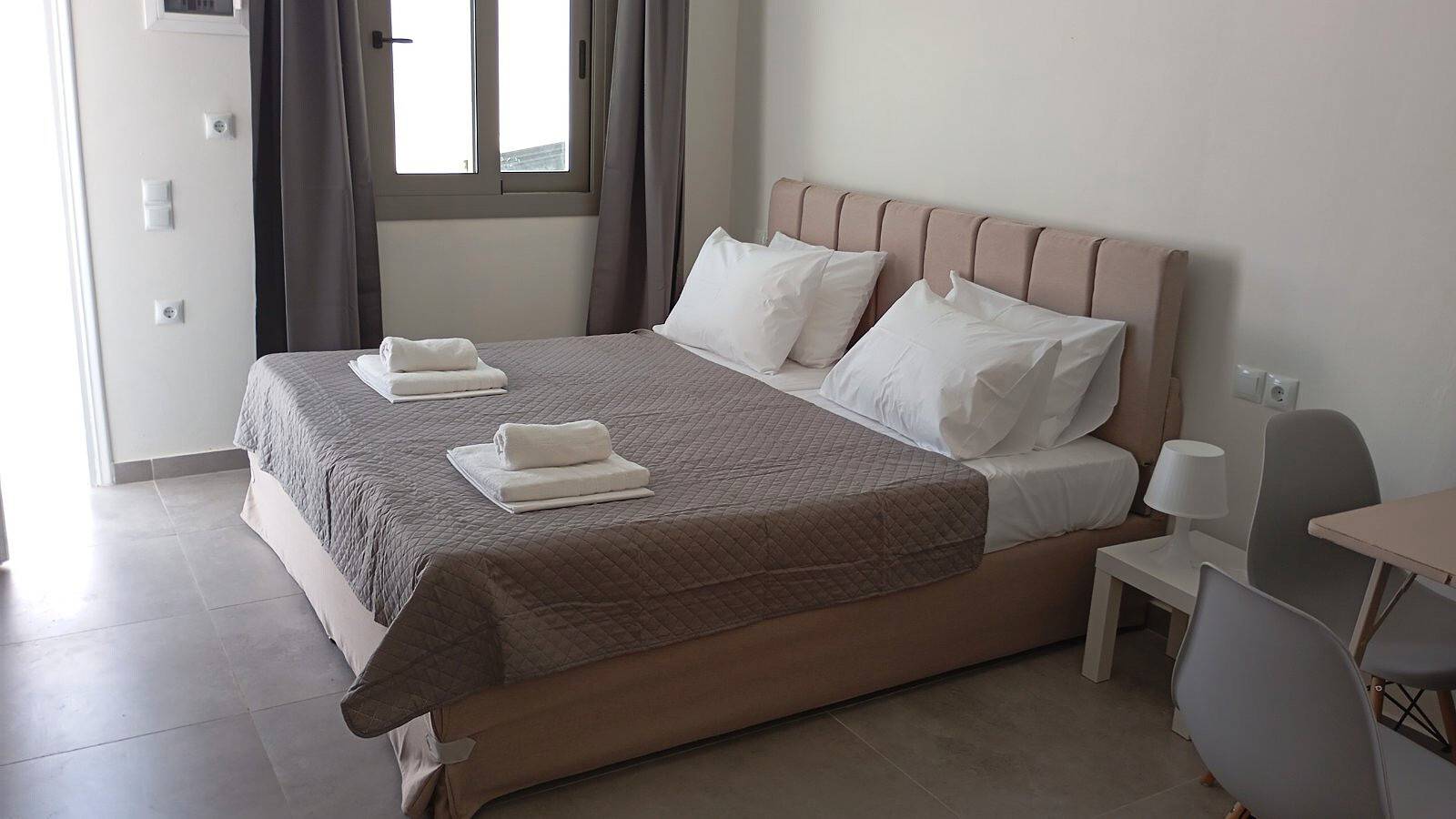 Entire studio, Studio Apartment 'King  with Sofa Bed 4' with Mountain View, Wi-Fi and Air Conditioning in Geni, Greece