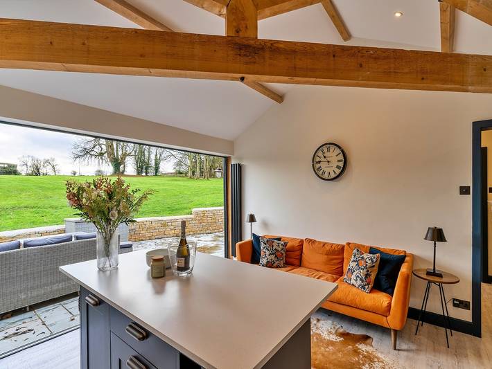 Cottage for 6 people, with Terrace and Hot tub as well as Garden in The Cotswolds