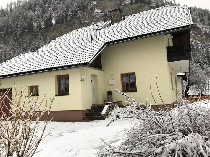 Ferienhaus für 10 Personen, mit Balkon und Terrasse sowie Garten und Ausblick in Zederhaus